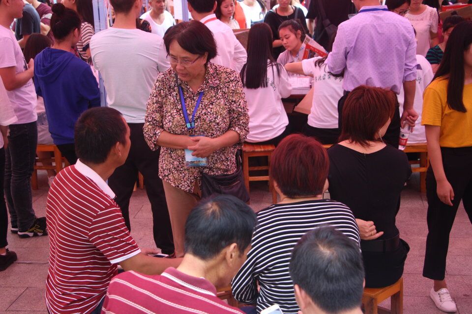 2017091220413642.jpg 与家长交流.jpg